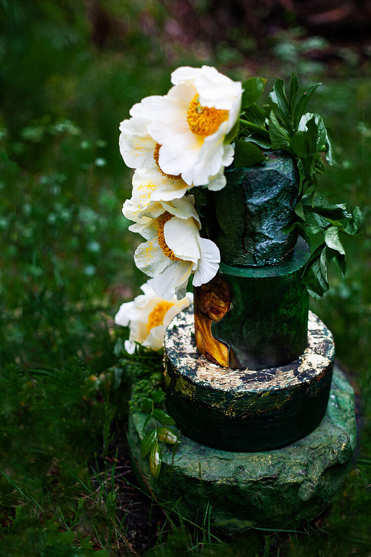 Dekoidee mit Blüten von Pfingstrose 'Claire de Lune'
