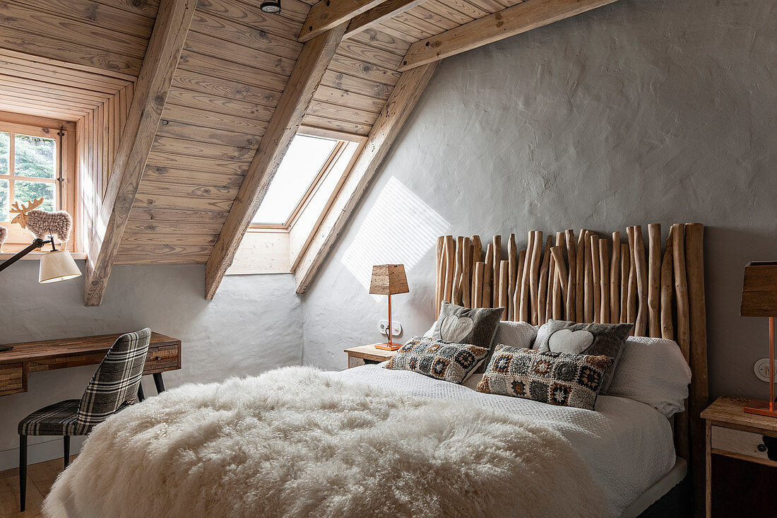 Gästezimmer im skandinavischen Stil, Doppelbett mit Ästen als Betthaupt