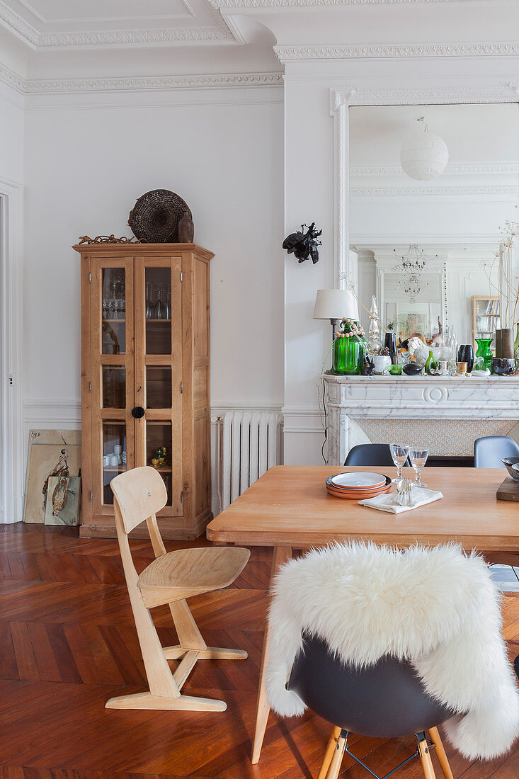 Essbereich, im Hintergrund Vitrinenschrank und Kamin