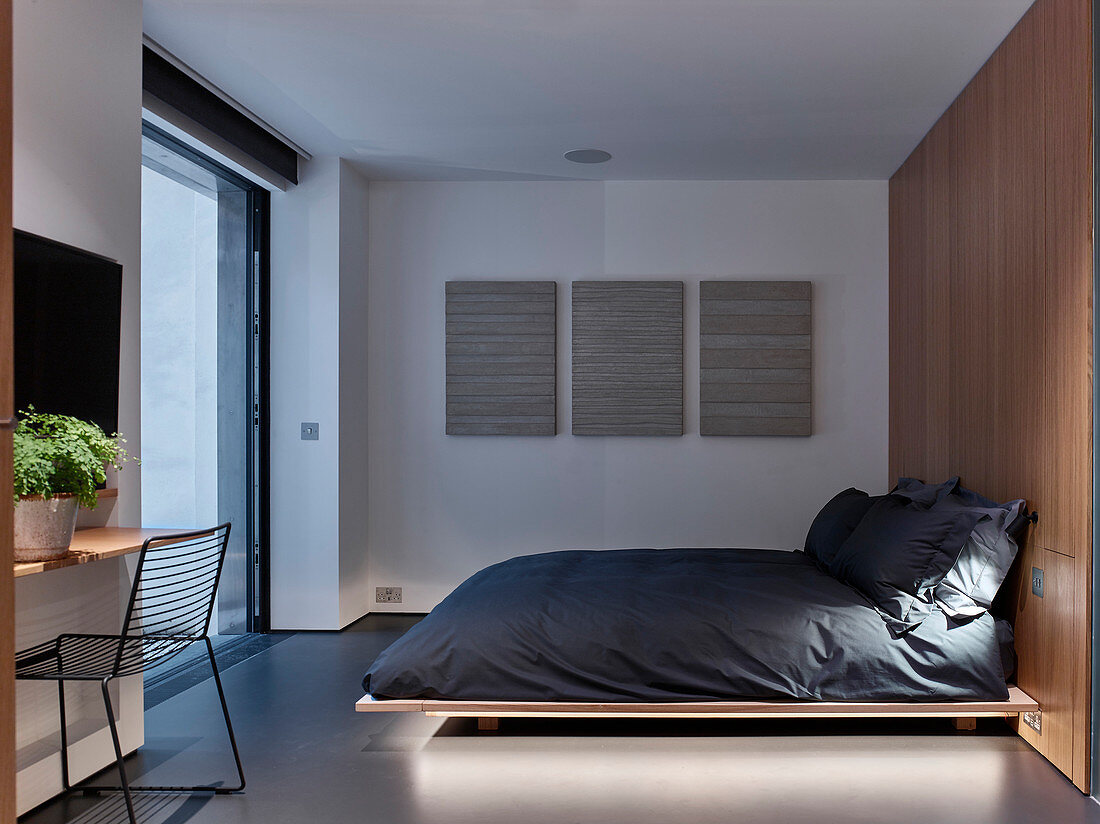 Schwebendes Bett im minimalistischen Schlafzimmer