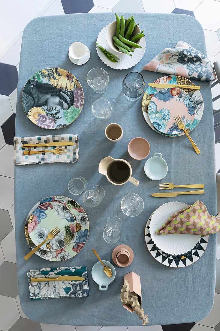 Vogelperspektive auf gedeckten Tisch in Pastellfarben