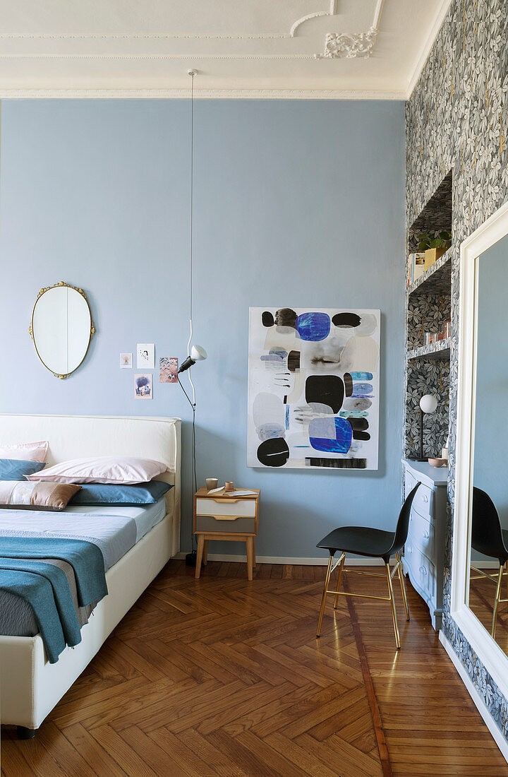 Hellblaue Wand im Schlafzimmer mit Stuckdecke und Fischgrätparkett