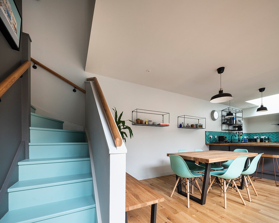 Treppe mit hellblauen Stufen im modernen offenen Wohnraum