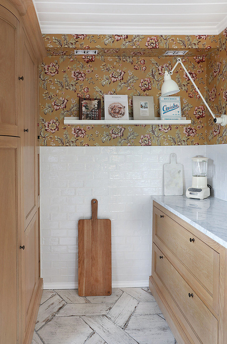 Moderne Küche mit Holzfronten, Wandregal vor Blumentapete