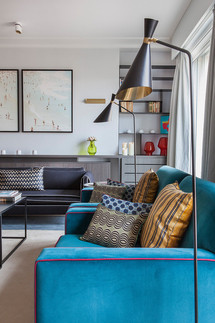 Blaues, maßgefertigtes Sofa und Stehleuchten im Wohnzimmer