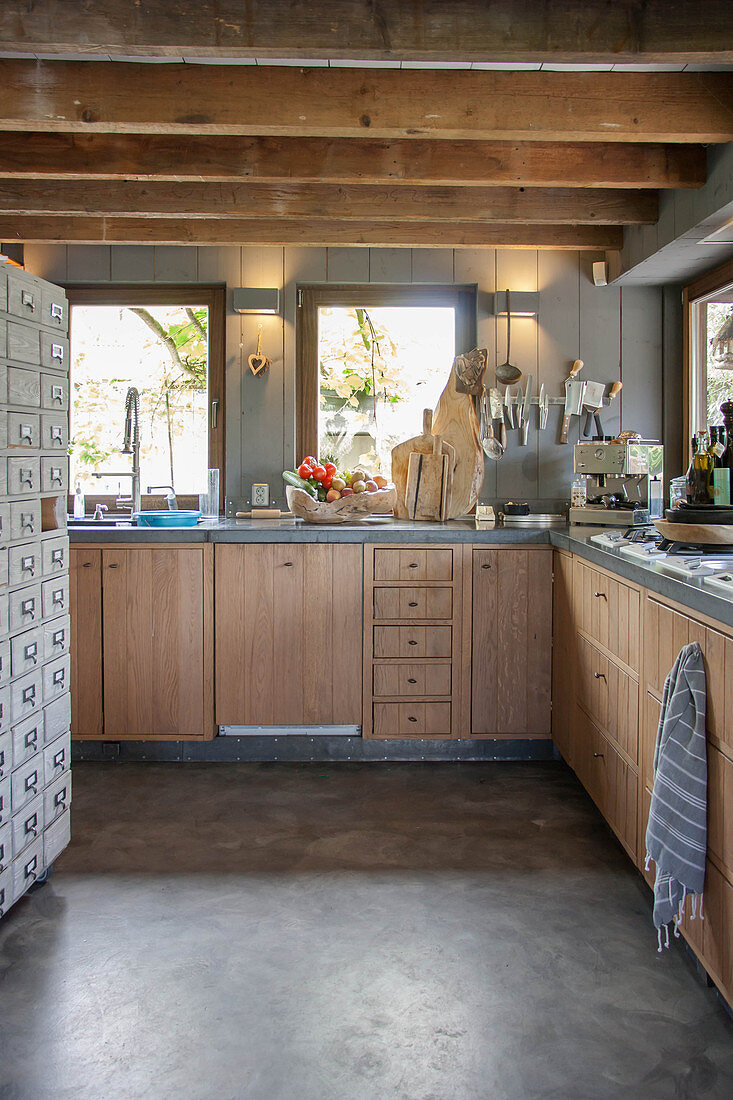 Moderne Landhausküche mit Holzfronten und Balkendecke
