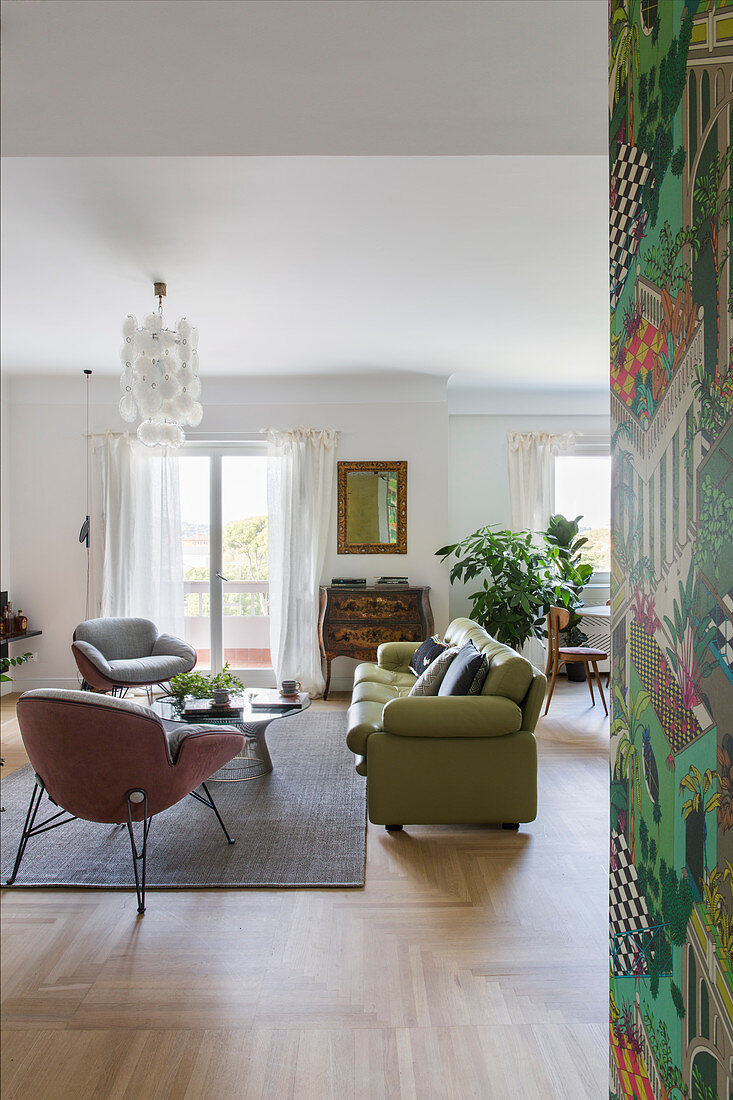 Offenes Wohnzimmer im klassischen Stil mit grünem Ledersofa