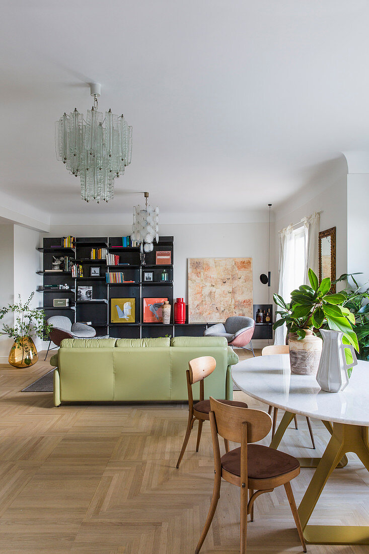 Offener Wohnraum im klassischen Retrostil mit Esstisch und Sofa