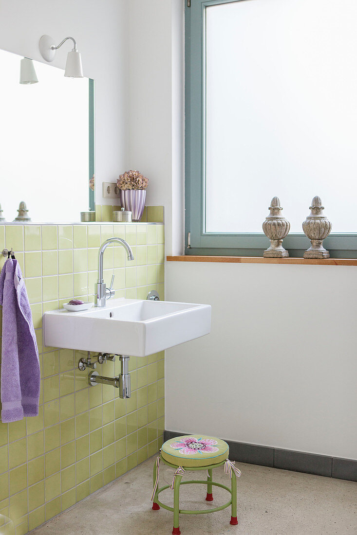 Badezimmer mit grünen Wandfliesen und Fenster