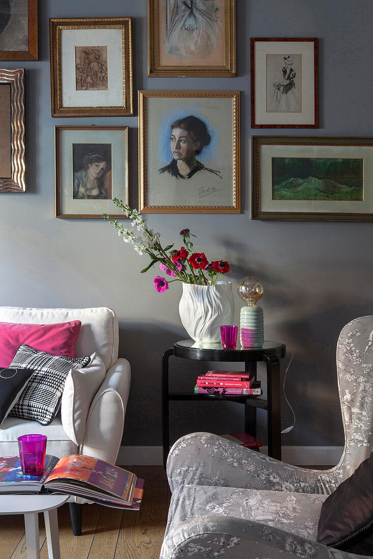 Pinke Farbakzente im klassischen Wohnzimmer in Grautönen