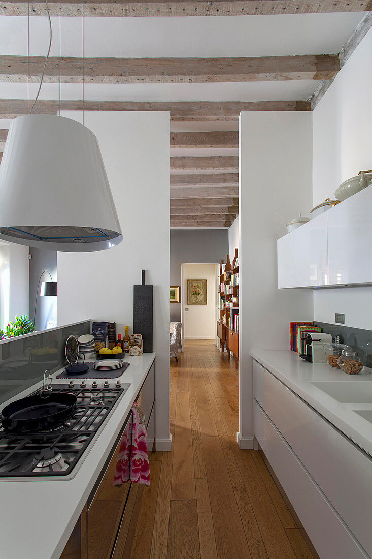 Moderne Küche mit Gasherd im rustikalen offenen Wohnraum