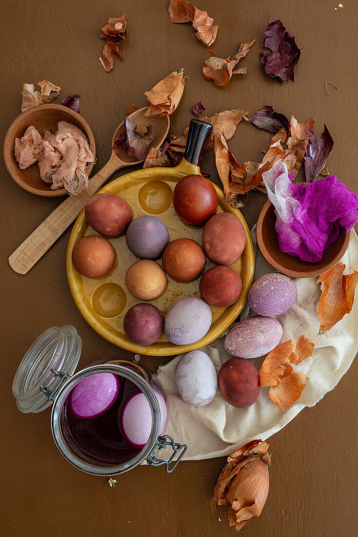 Ostereier mit Zwiebelschalen und Blüten gefärbt