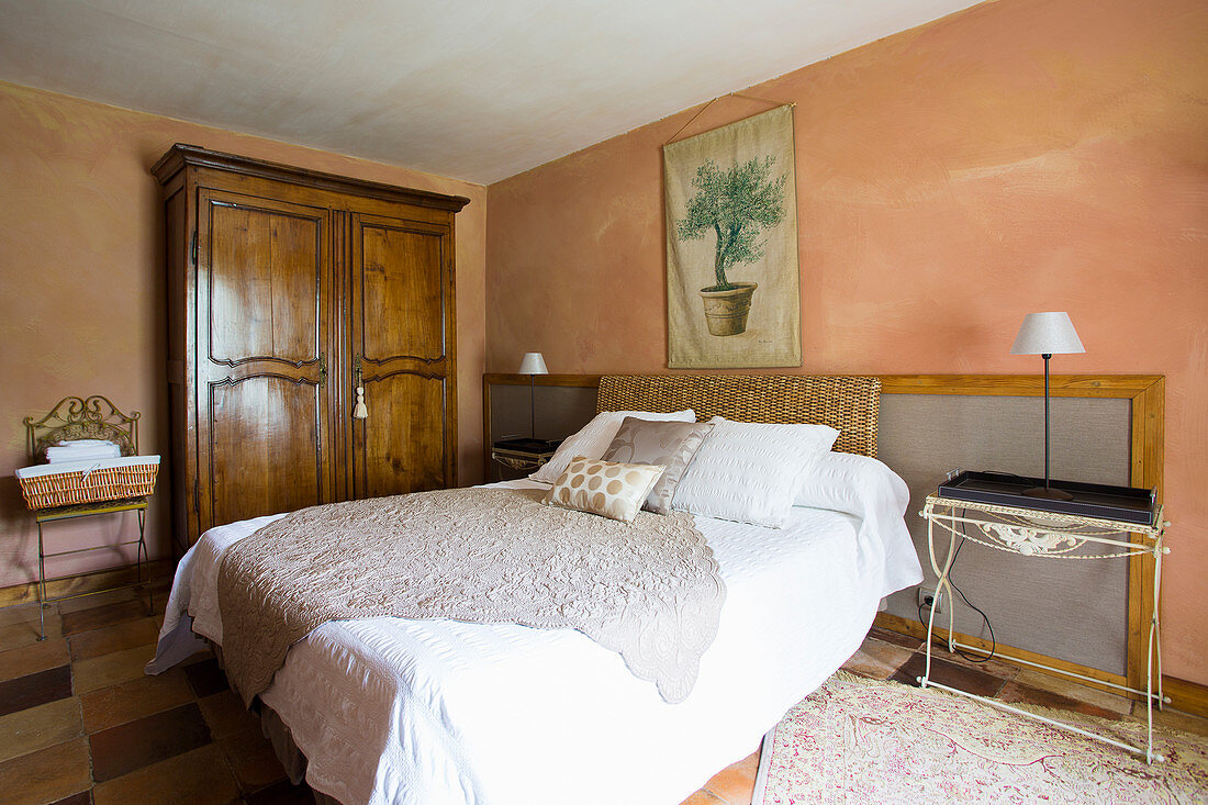 Ländliches Schlafzimmer mit apricotfarbener Wand