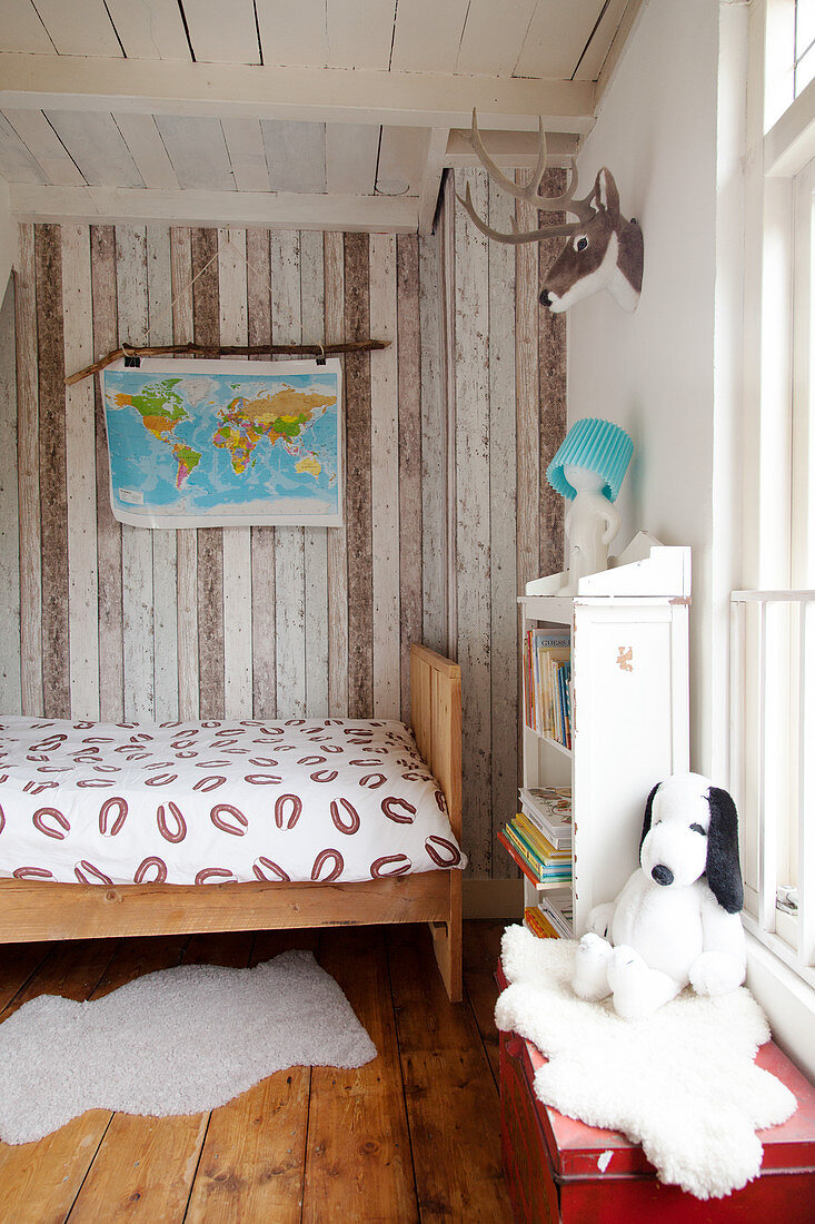 Holzbett im Kinderzimmer mit Bretterwand
