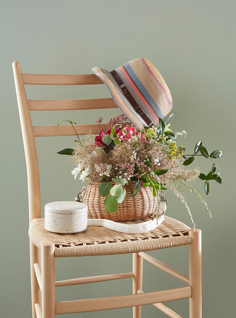 Blumenstrauß im Korb auf Stuhl