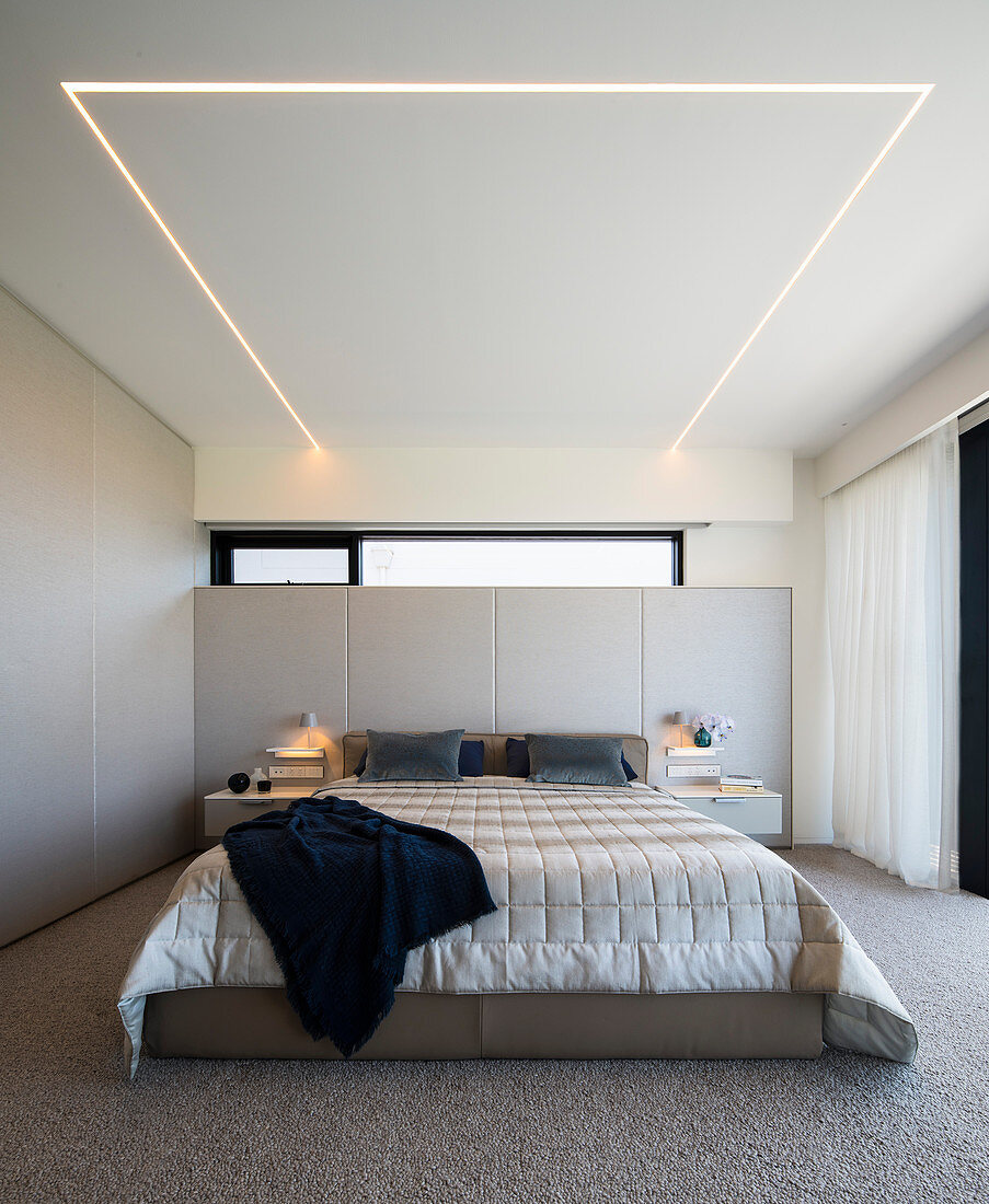 Modernes Schlafzimmer in Hellgrau mit eingelassener Deckenleuchte