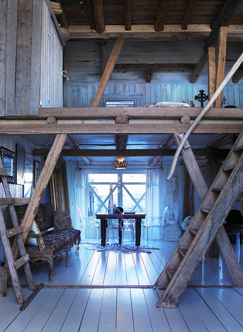 Esszimmer und offener Wohnraum mit Dielenboden im alten Holzhaus