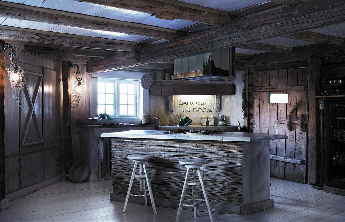 Rustikale Küche mit Kochinsel im alten Holzhaus