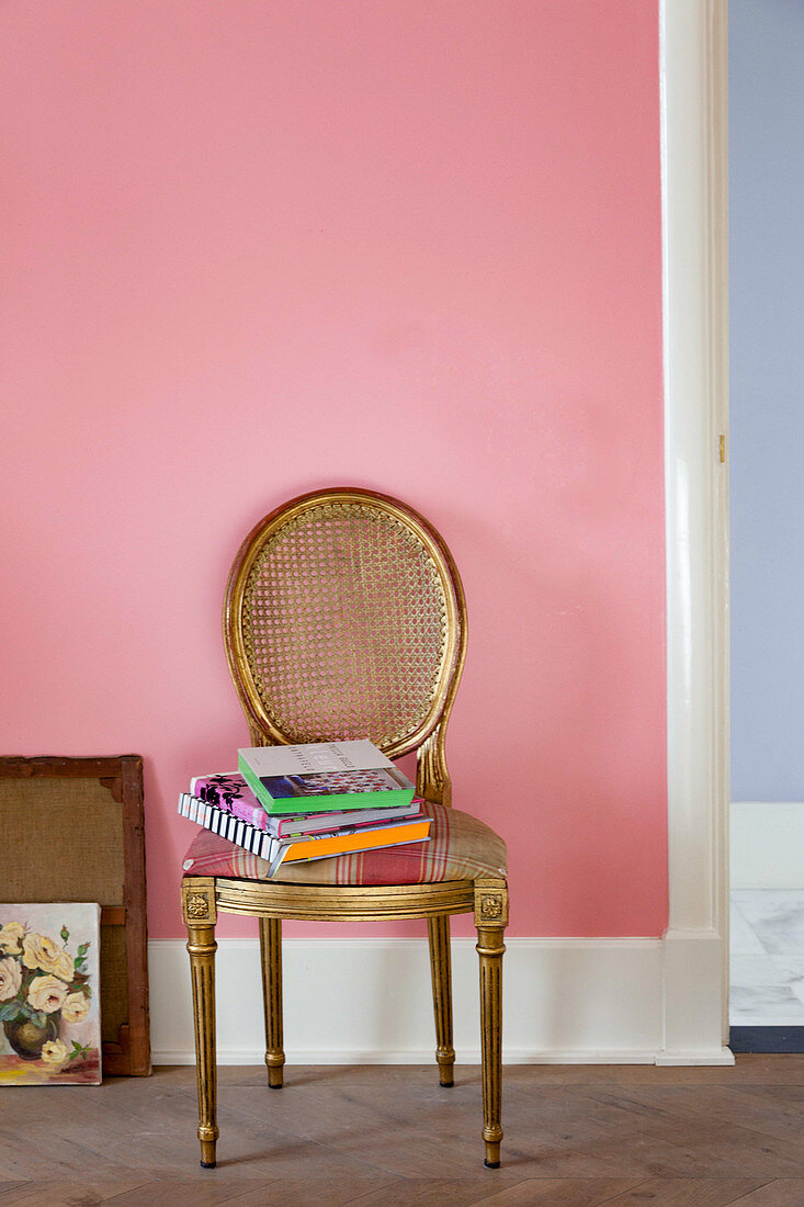 Medaillon-Stuhl mit Blattgold vor rosa Wand