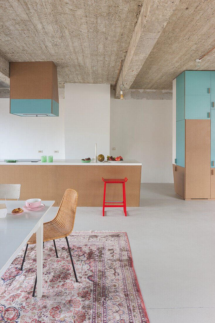 Modern kitchen with wooden elements, turquoise-colored accents and vintage carpet