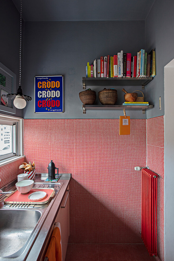 Schmale Küche mit rot-weißen Mosaikfliesen im Sockelbereich