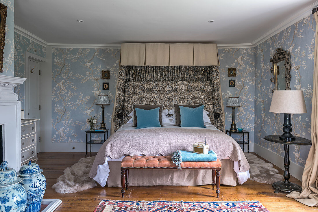 Doppelbett im Schlafzimmer mit Chinoiserie-Tapete im Art-Deco-Stil der 1930er Jahre
