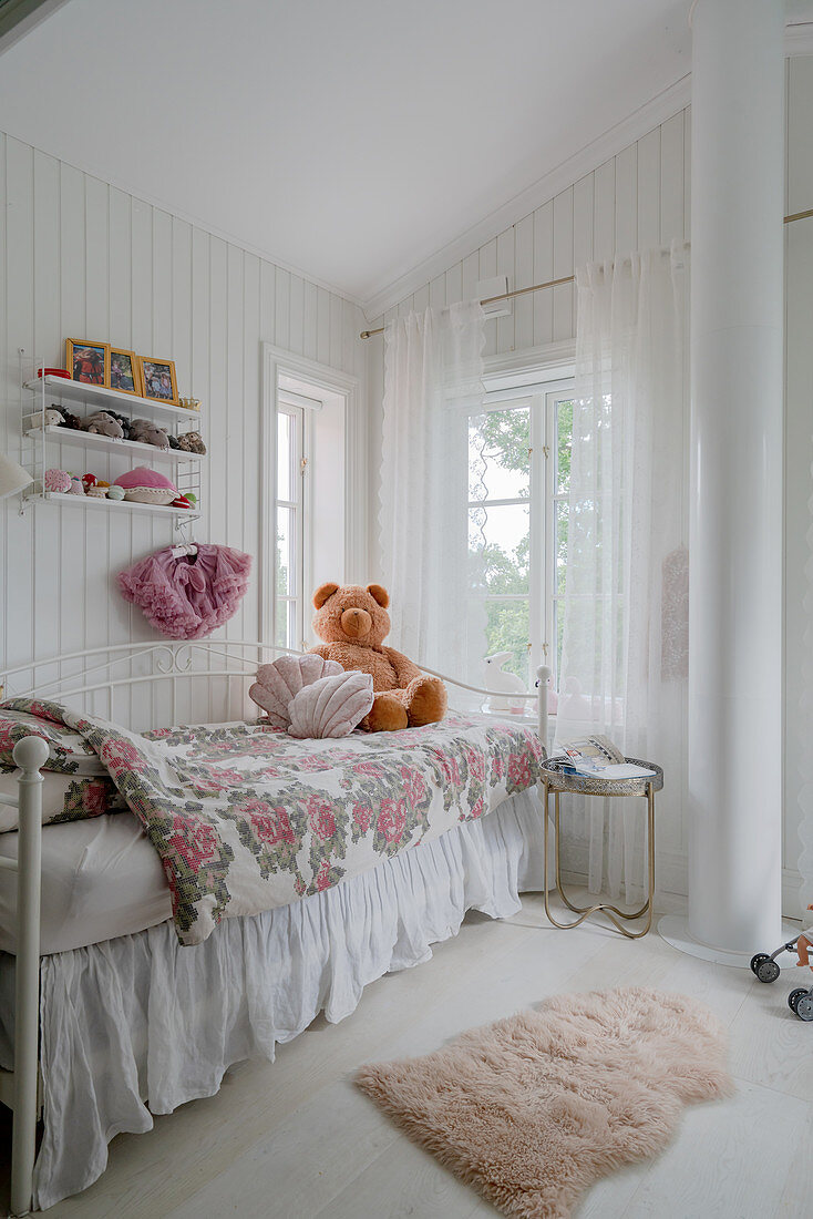 Bett mit Blumendecke in weißem Mädchenzimmer