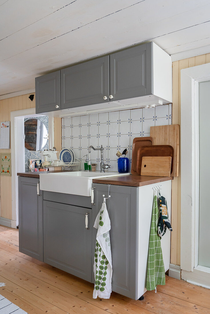 Küchenzeile mit grauen Fronten und integriertem Spülbecken