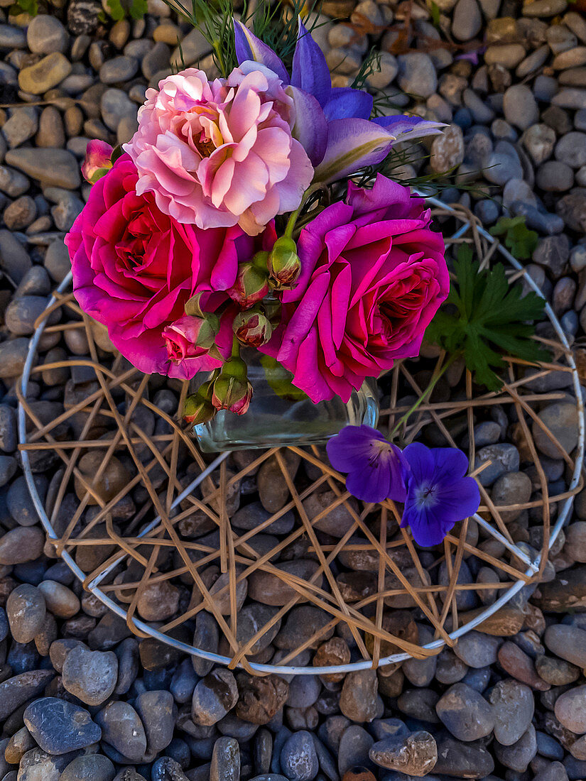 Deko mit Rosenblüten, Storchschnabel und Clematis