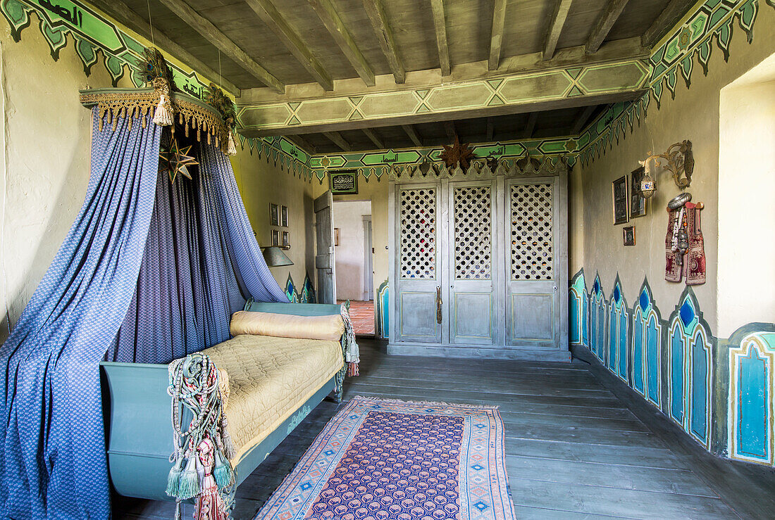 Tagesbett mit Baldachin in orientalischem Zimmer
