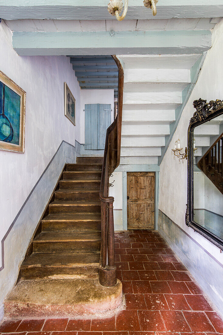Rustikale Treppe in französischem Landhaus