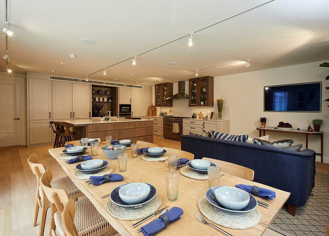 Gedeckter Tisch in Blau im multifunktionalen Wohnraum