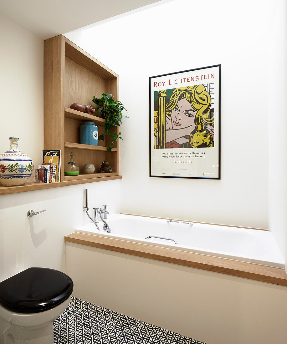 Poster über eingebauter Badewanne im modernen Bad mit Dachfenster