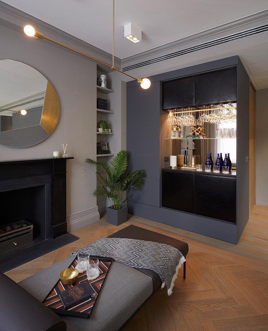Bar im glamourösen Wohnzimmer in Grau mit offenem Kamin