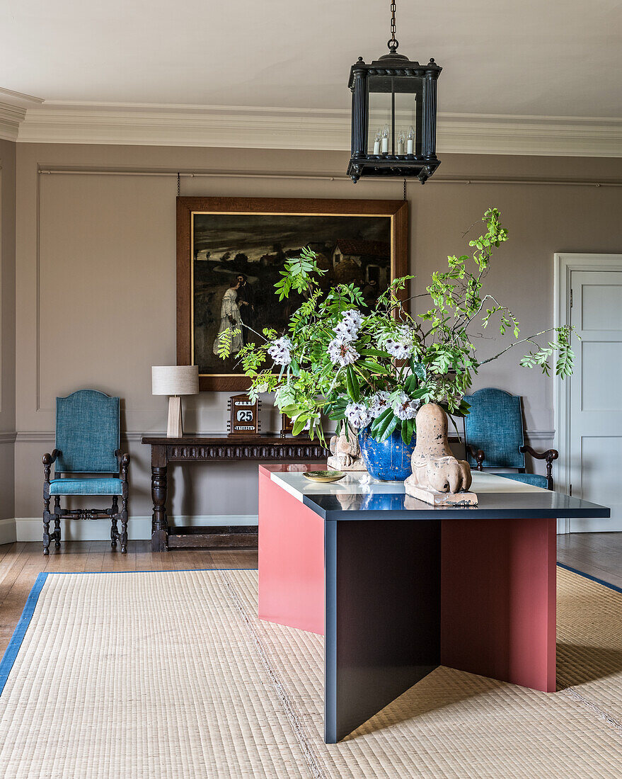 Moderner Tisch mit Blumenstrauß im klassischen Wohnzimmer