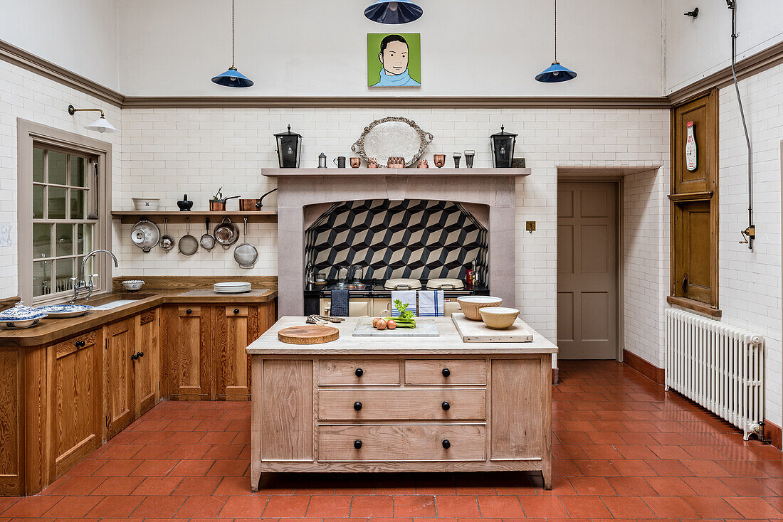 Große klassische Landhausküche im Englischen Stil mit Terracottafliesen