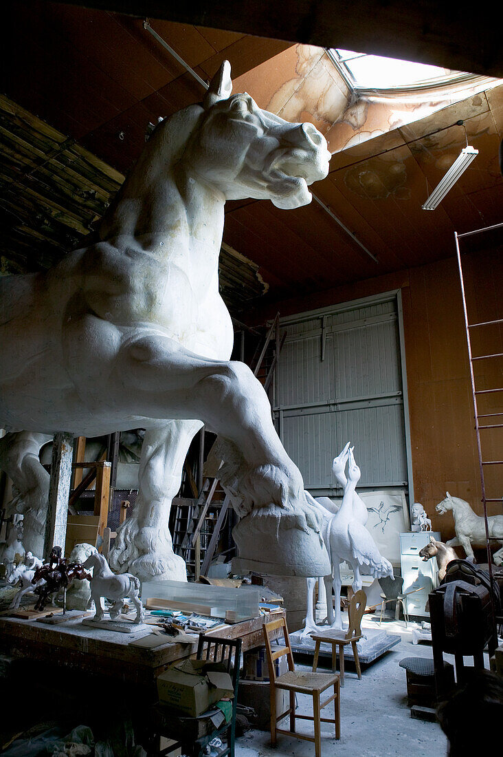 Pferdestatue aus Gips im Atelier