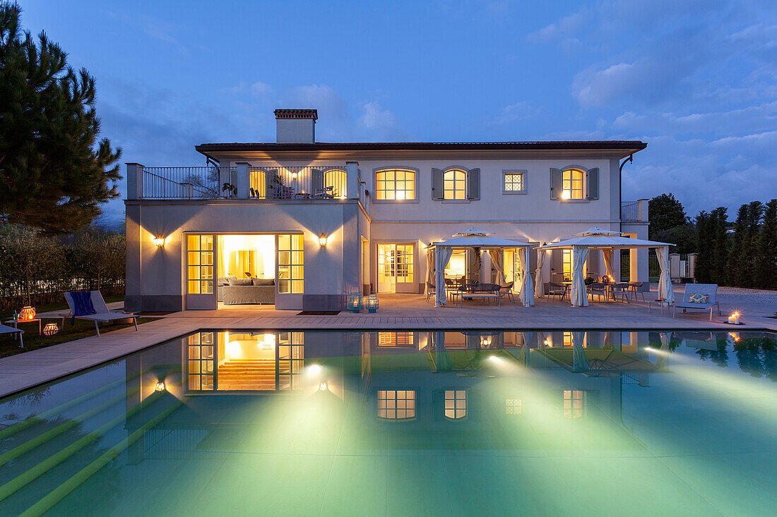 Beleuchtete Villa mit Pool