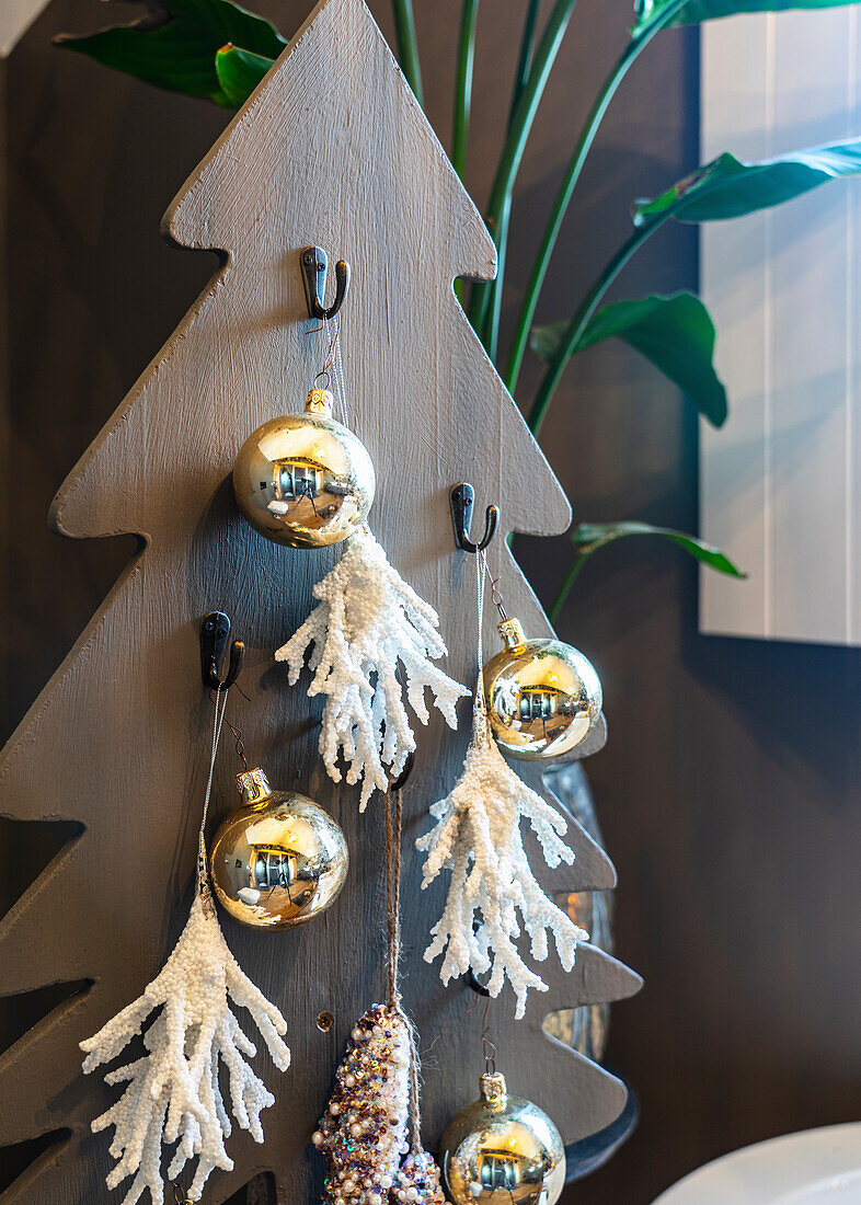 Holz-Weihnachtsbaum mit Haken, goldfarbenen Kugeln und weißen Deko-Elementen