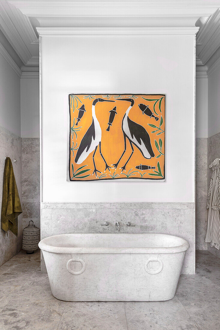 Antike Marmor-Badewanne, darüber Kunstwerk mit Vogelmotiv