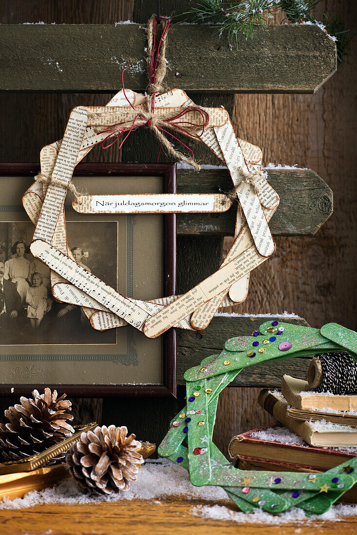 Weihnachtliche Dekoration aus Holzstäbchen, Buchseiten und Glitzersteinen