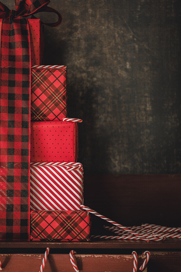 Verpackte Weihnachtsgeschenke mit rot kariertem Band