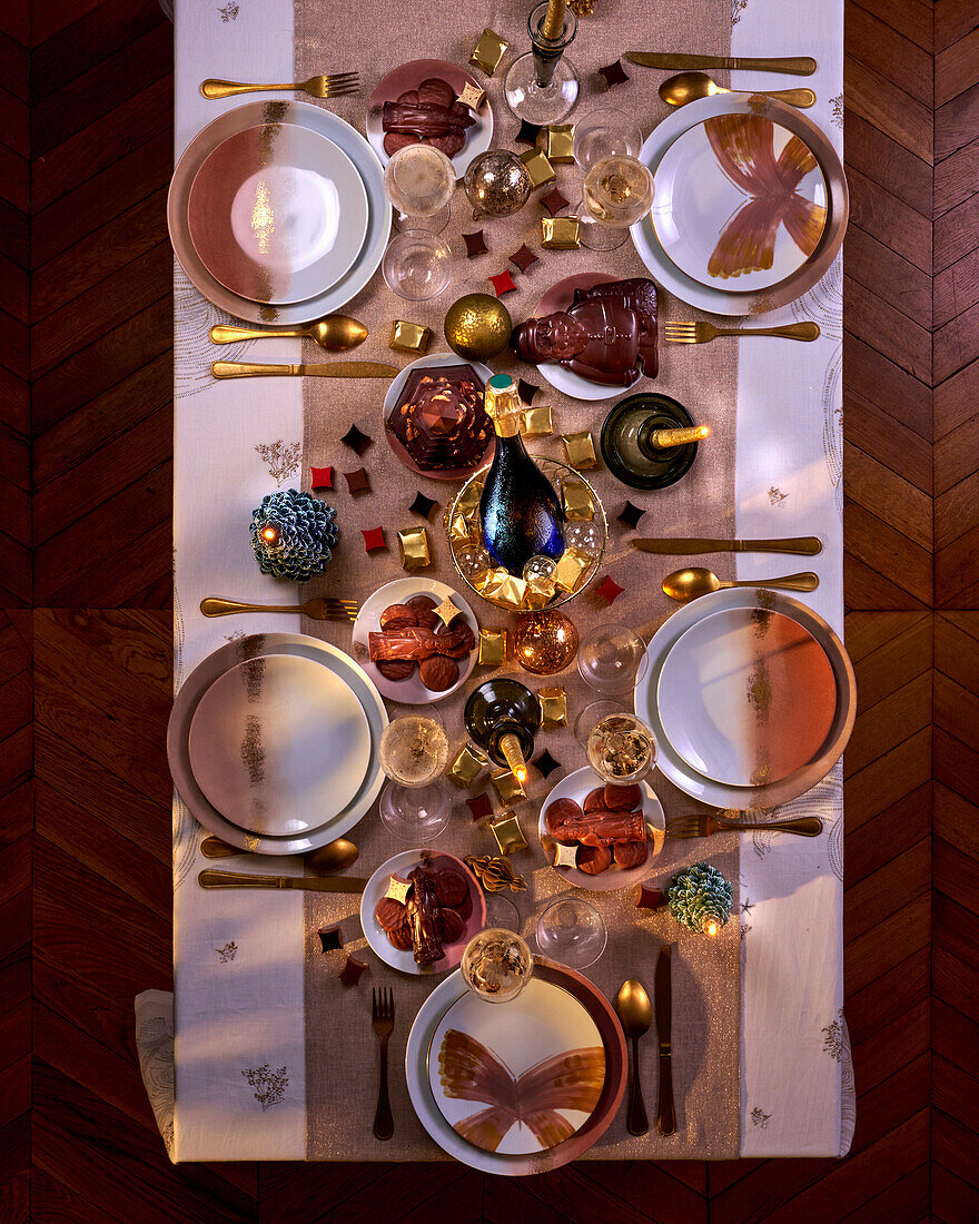 Festlich gedeckter Tisch zu Weihnachten