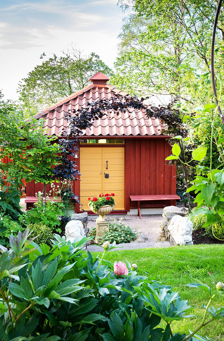 Blick auf Gartenpavillon aus Holz, Portal mit Blutbuche