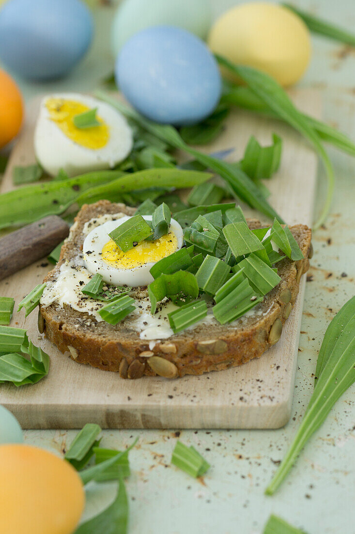 Buttered bread with ribwort and hard-boiled egg