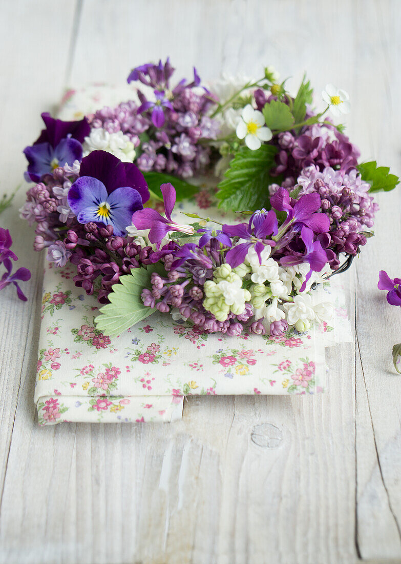 Lilac wreath with pansies