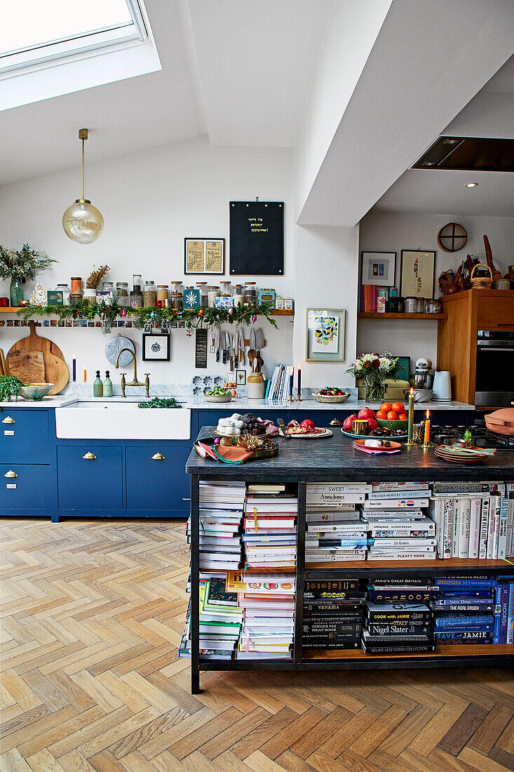 A kitchen island as a bookshelf in an open-plan kitchen