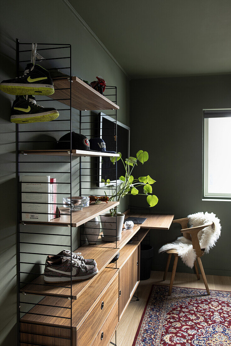 Wandregal und Schreibtisch im Jungenzimmer mit grau-grünen Wänden
