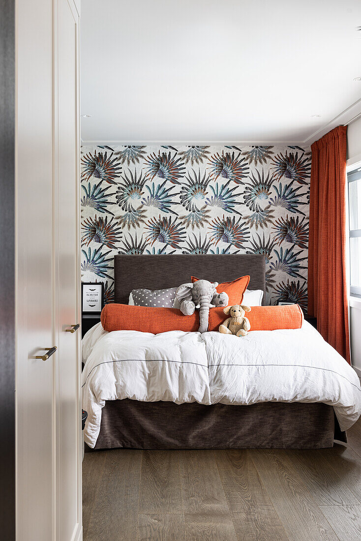 View of the bedroom with double bed and patterned wallpaper