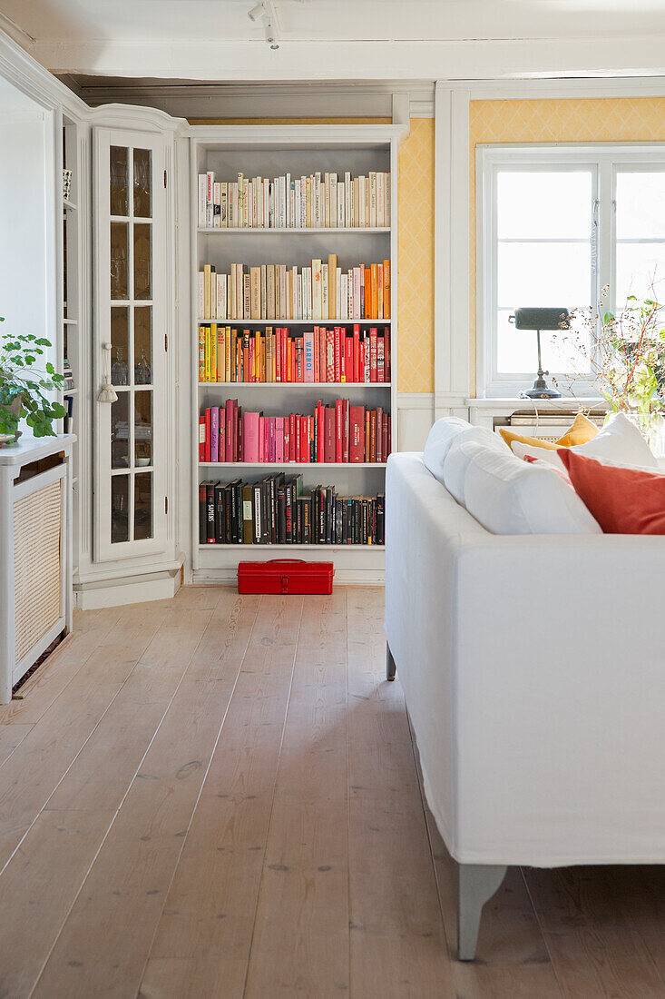 Eingebautes Bücherregal im Wohnzimmer